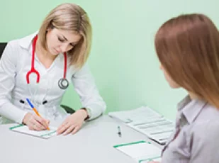 девушка с врачом